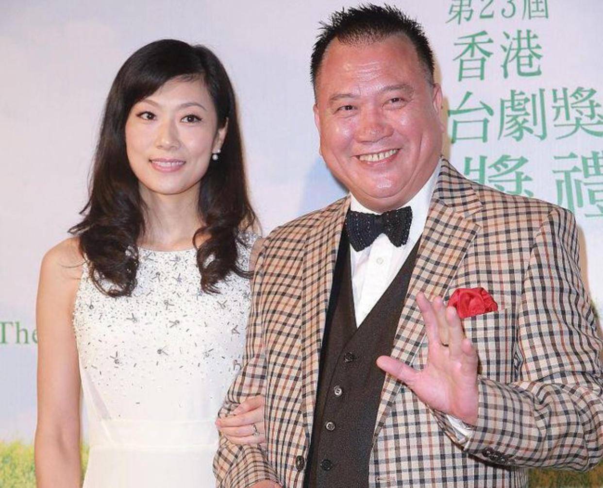 63岁恬妞近照曝光,单身二十多年的她现状如何?_叶聪豪