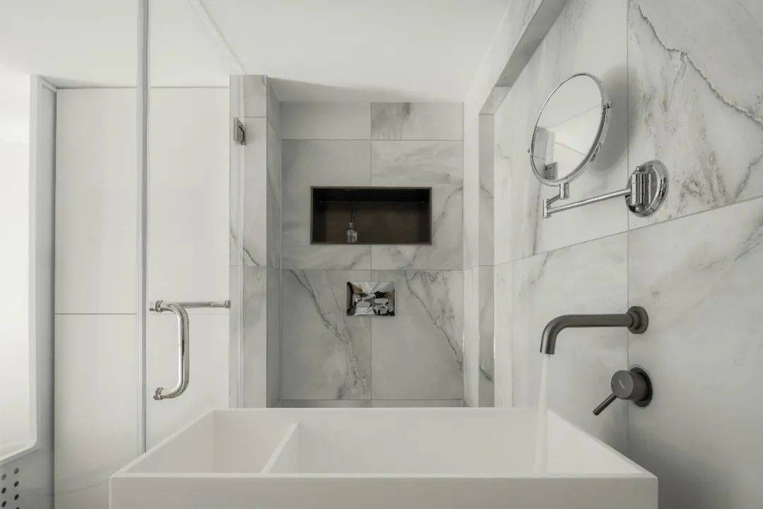 卫生间以无主灯的设计,在角落加入线性灯带,带来一种独特优雅的照明