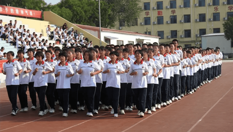 衡水市冀州中学举行新生军训汇报表演暨入学教育总结表彰大会