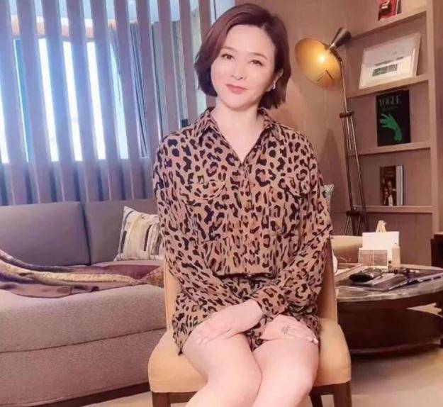 原创58岁关之琳近况曝光,面向镜头优雅微笑,细纹明显状态不似当年