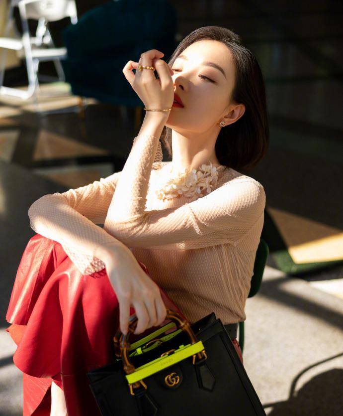 原创倪妮晒生日照,穿深绿色阔腿裤配短袖,气质清纯像学生看不出33岁