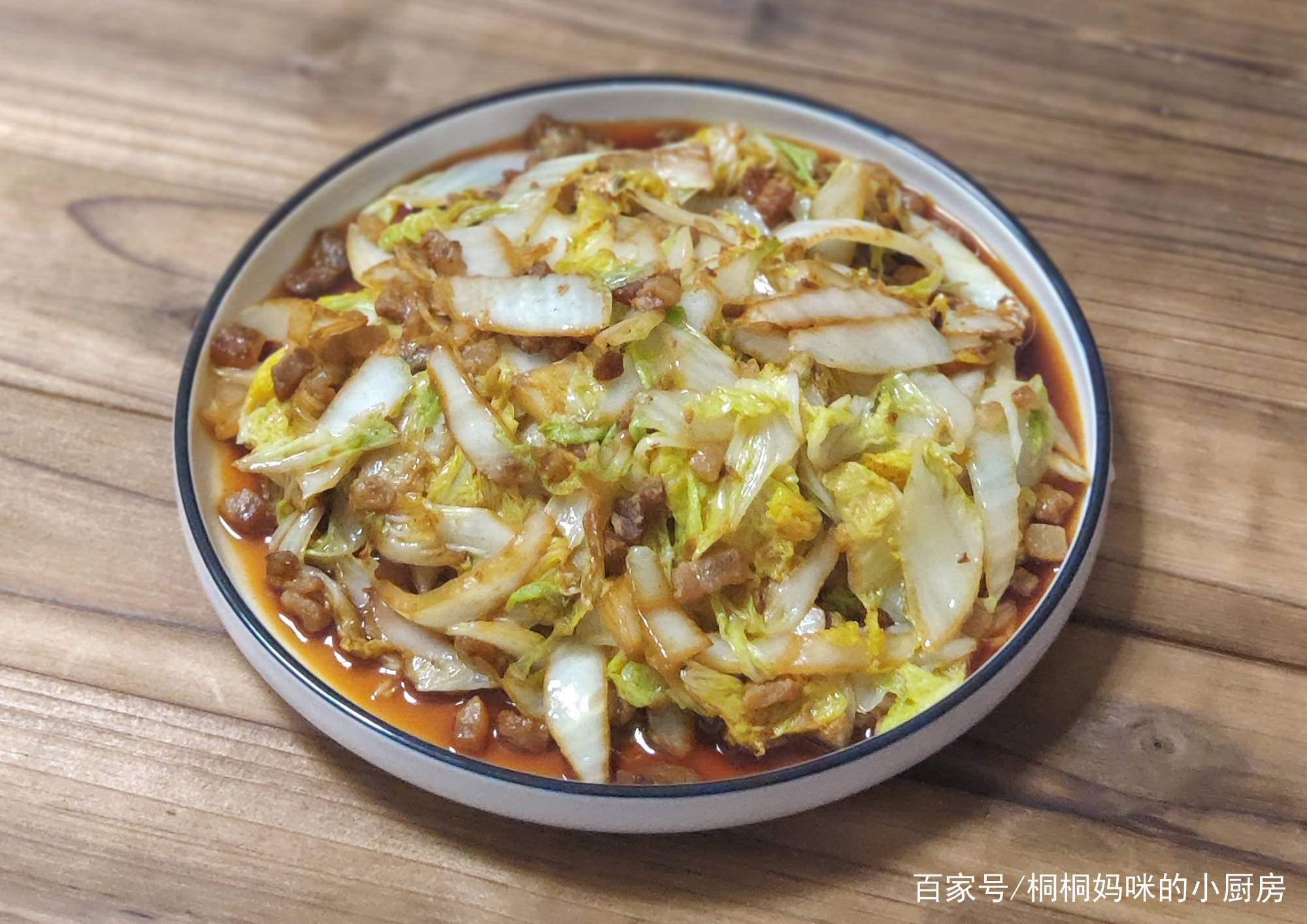 材料:白菜1颗,五花肉1小块,特鲜酱油,料酒,食用油,盐