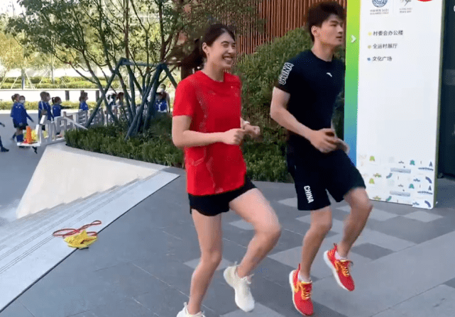 霏鱼合体!张雨霏一到全运村就约徐嘉余一起训练,男女搭配干活不累