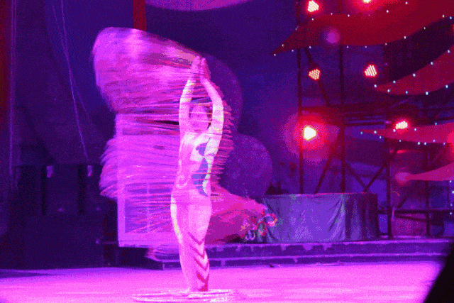 嗨舞音浪躁起 为了心目中的那一分热血 我们挥臂呐喊 开始这场不休眠