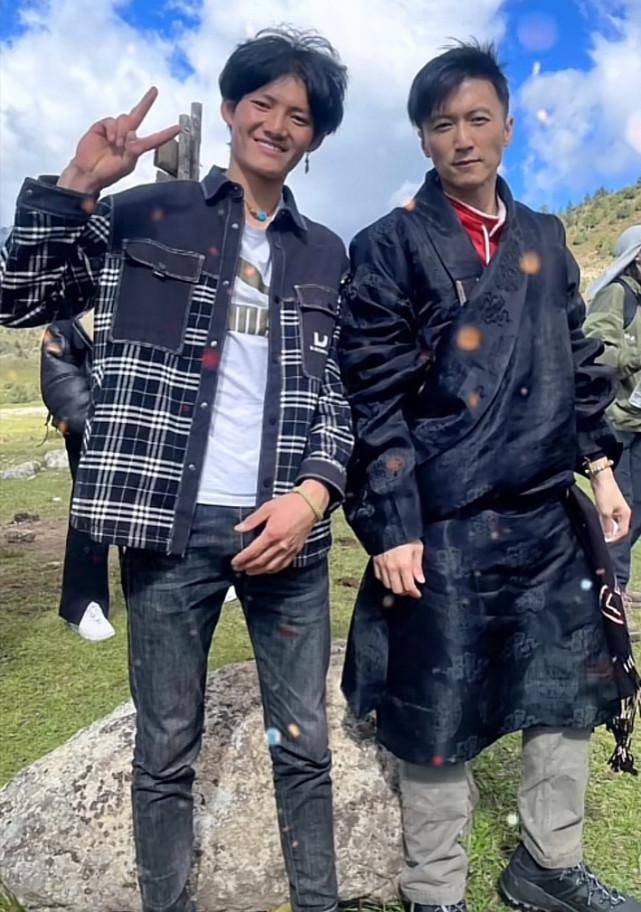 谢霆锋到丁真家乡录制节目,穿民俗服饰显胖壮,与路人合影很和善