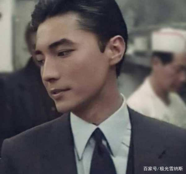有着混血儿立体深邃的轮廓,也有着很典型东方式的浓眉大眼.