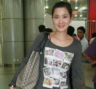 原创大11岁前夫三婚了,她独自抚养女儿6年,如今41岁素颜显老