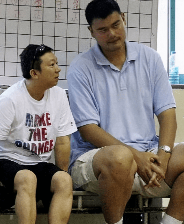 原创普通人为何打不了nba?看看野球场的库里 姚明的大腿 你就懂!