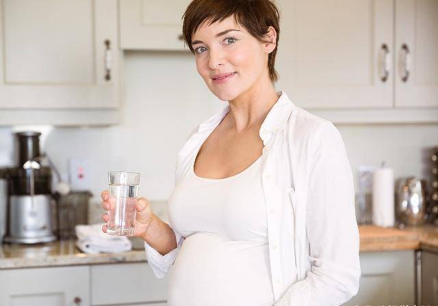 孕妈出现三种感觉,说明是胎儿提醒孕妈：身体严重缺水,该喝水了