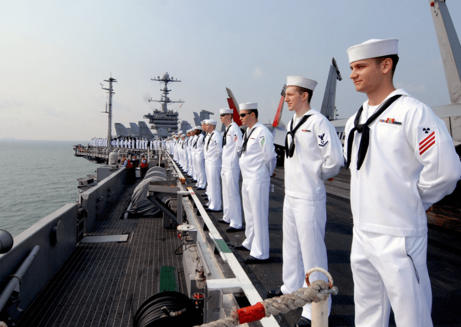 大家从照片上可以看出,这种白色水兵工作服与美国海军士兵配发的水兵