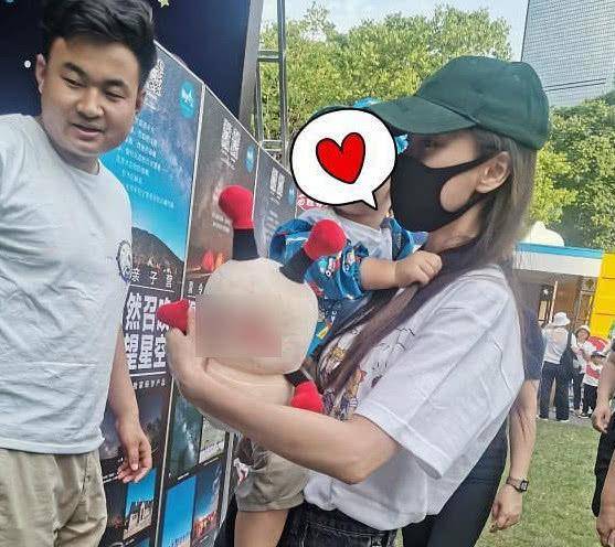 原创baby在三亚被偶遇,工作期也不忘带娃,4岁小海绵小手一背太可爱