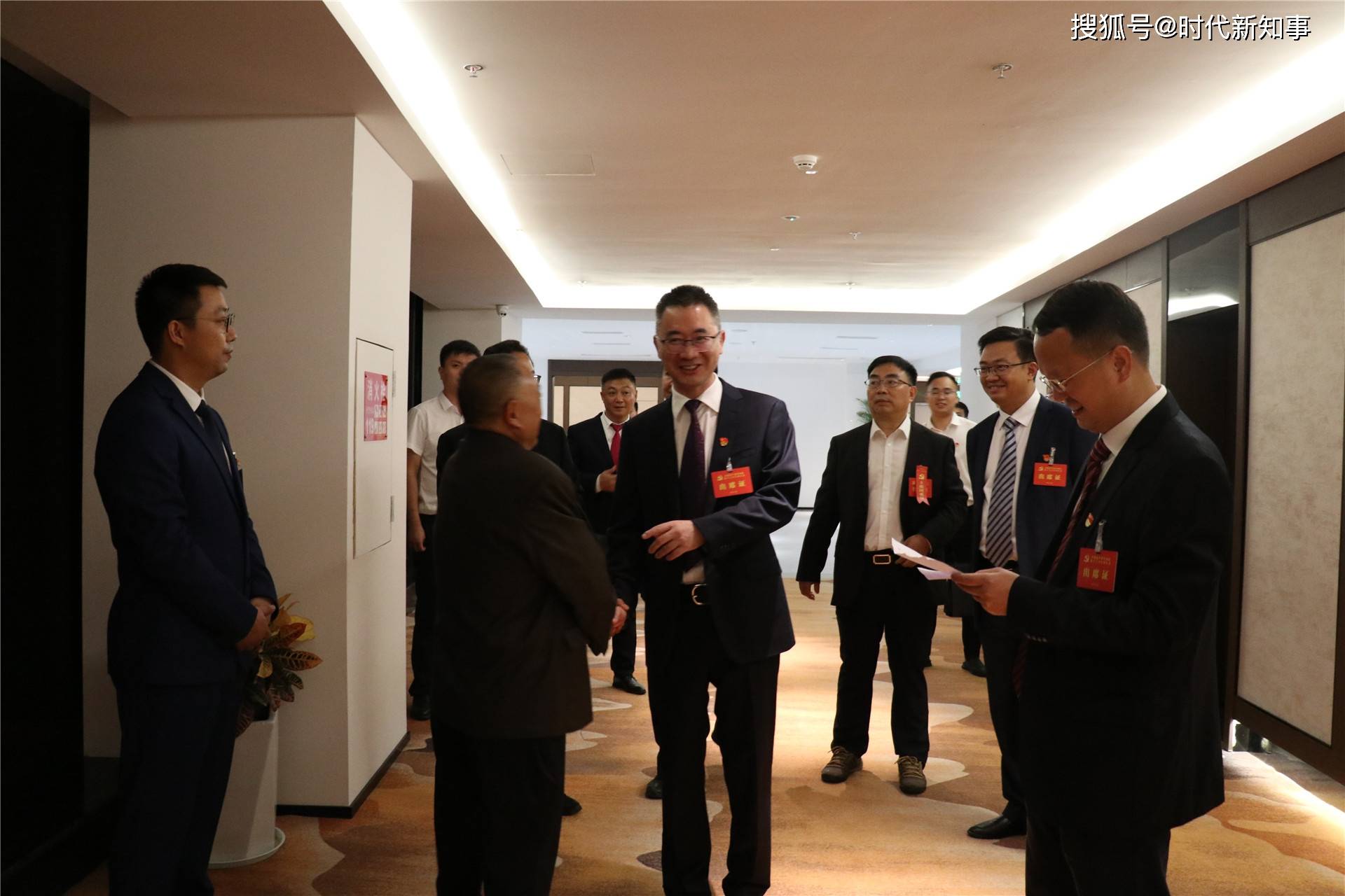 四川梓潼:县领导看望出席县第十三次党代会代表
