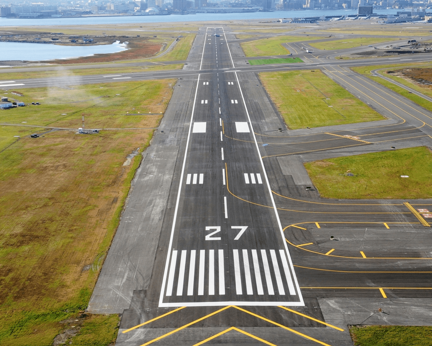 接下来,飞机跑道的厚度也会受到机场纬度的影响,高纬度的机场跑道要