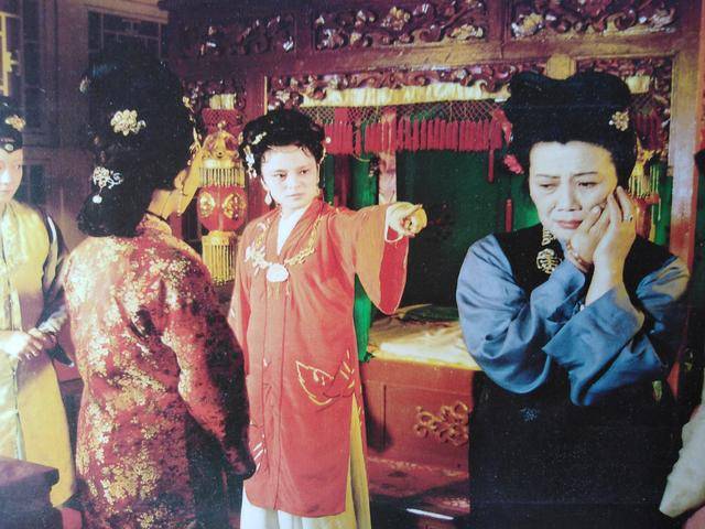 又受了邢夫人陪房王善保家的一番鼓动,遂指示王熙凤等人抄检大观园