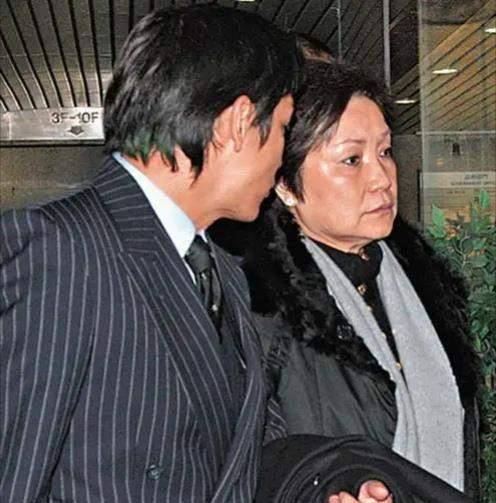 不过,街市伟的生意还是出了问题,司徒玉莲向子女借