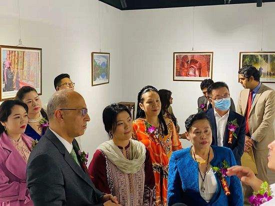 中国女企业家协会副会长李平女士与青钱古茗斋画家文燕女士合影 北京