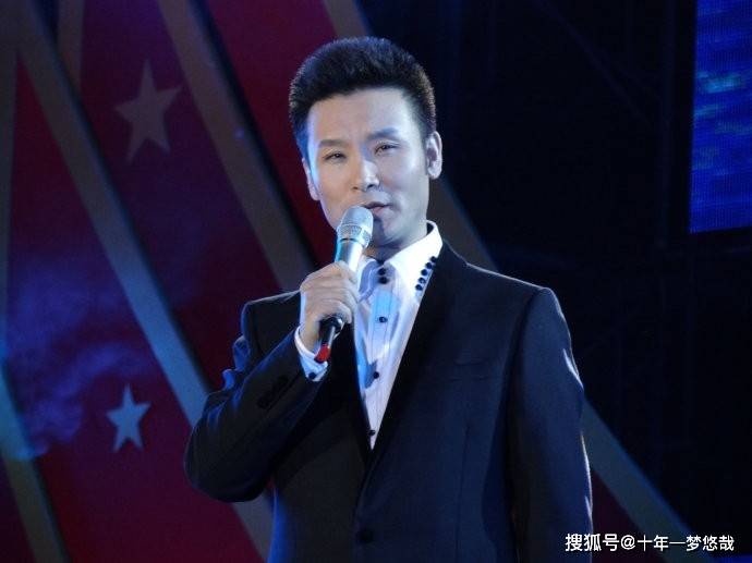 此后他频繁登上央视各大晚会,也推出了 《父亲》《儿行千里》《拉着