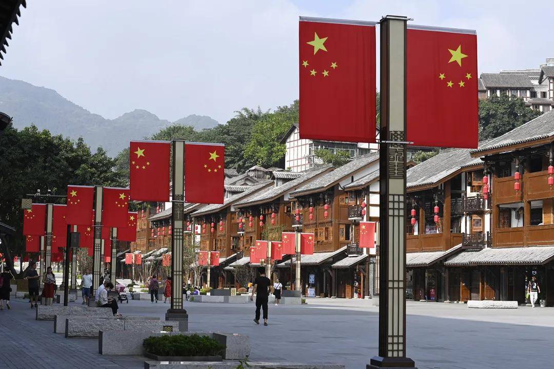 最美中国红!国旗飘飘扮靓沙坪坝