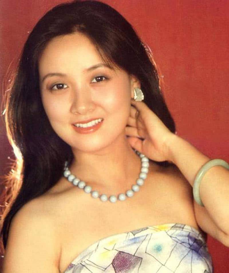 64岁的邓婕,为了张国立不生孩子,午夜梦回时她是否后悔过?