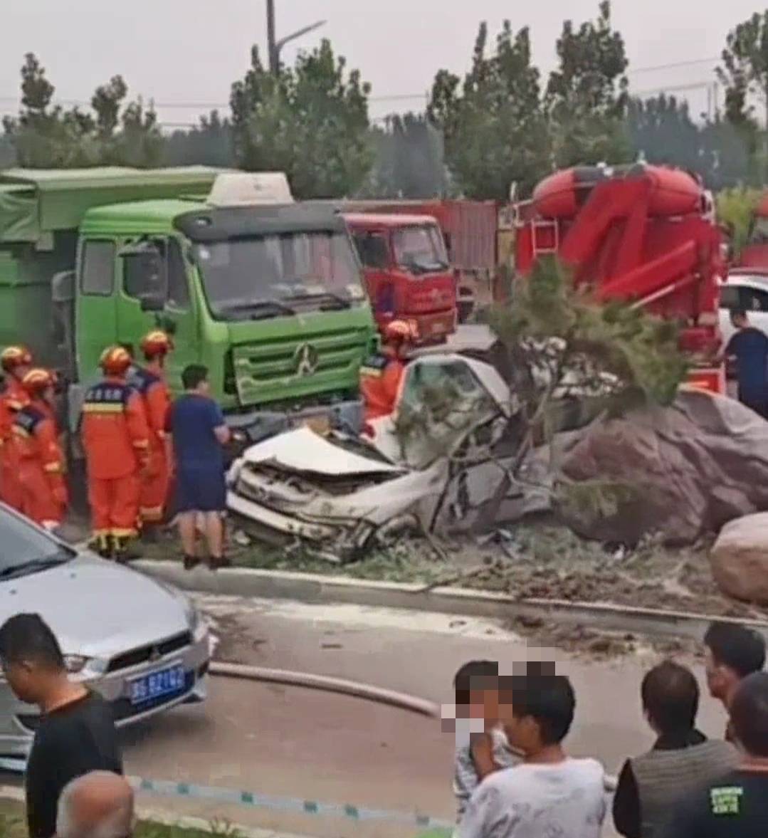 新乡市卫辉新濮路上碧桂园段突发车祸,一辆渣土车与一辆本田牌白色小