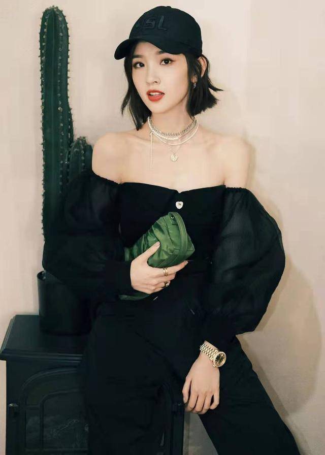 唐艺昕穿开肩外衣拍大片,一头短发超精致,身旁的仙人!