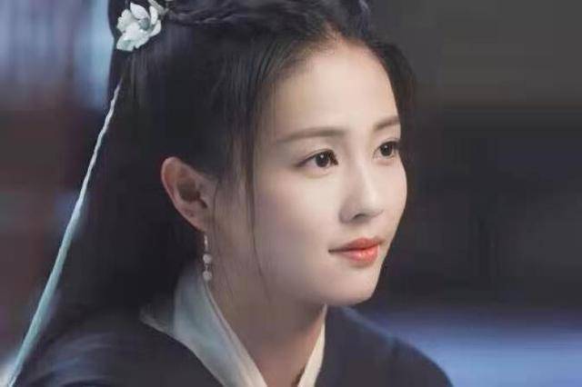 白鹿,饰演的崔时宜,温柔优雅,端庄有很强的cp感.