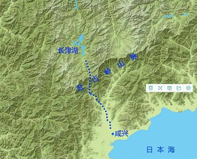 长津湖属于河谷型湖泊,南部是赴战岭山脉隆起断陷形成的河谷,从盖马