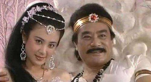 但真正让她走进公众视野的,还是她90版《封神榜》中的妲已,当年傅艺伟