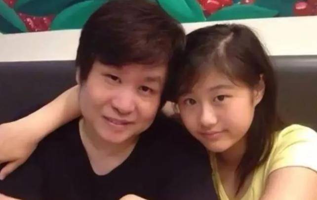 "如今,郑智化和妻子,女儿过着幸福的生活,他用不屈的意志打败了病魔