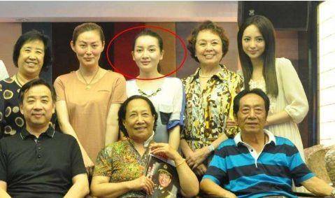 王奎荣虽然已经是75岁的高龄,但是他的妻子却才只有37岁,两个人在