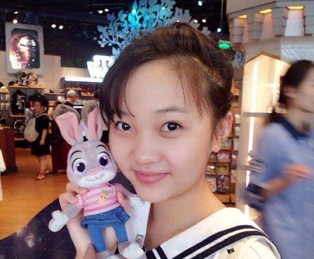 童星林妙可近照曝光,上台表演身材圆润被嘲学校伙食太