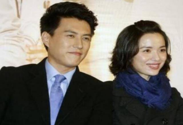 演员靳东被评国家一级演员,和妻子李佳结婚多年,至今