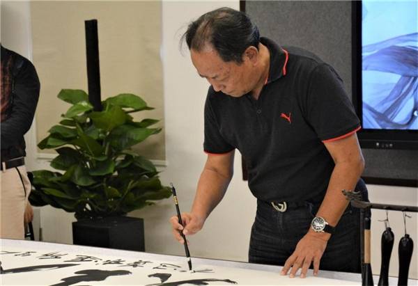 广东工商职业技术大学艺术学院院长(哲学博士/画家/艺术理论家)刘文斌