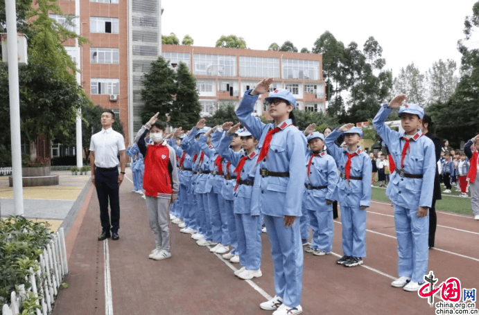 前进!前进!成都磨子桥小学分校的"星星火炬"勇担使命