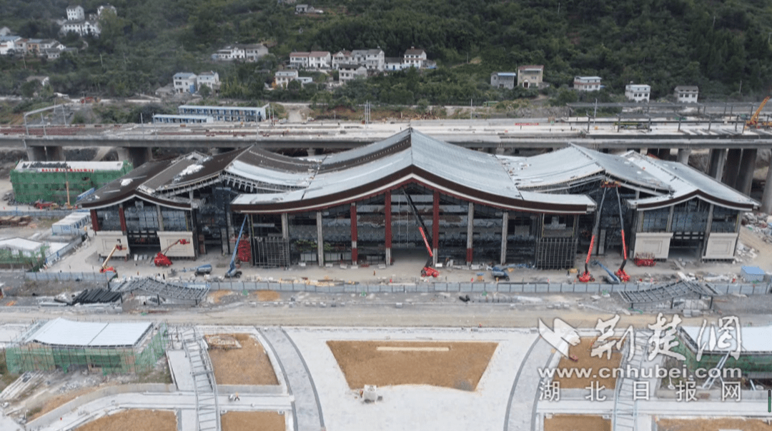郑万高铁湖北段全面铺轨 兴山段年底联调联试