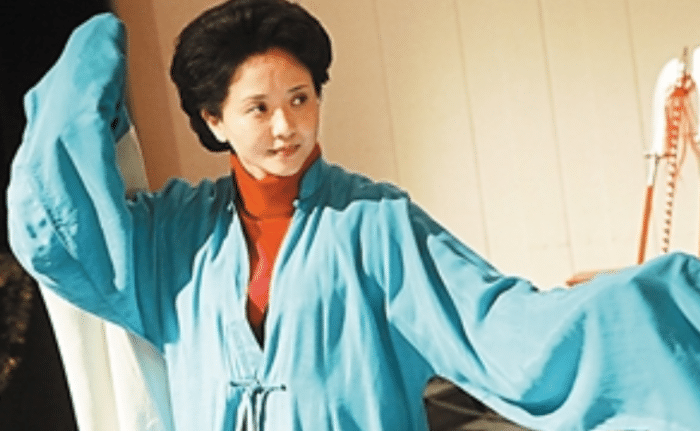 而于海丹也很努力,后来顺利进入了话剧团.