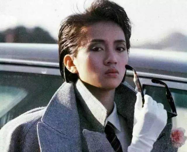 袁咏仪纪念梅艳芳58岁冥诞,连续11年未缺席,两人曾一同拍过吻戏