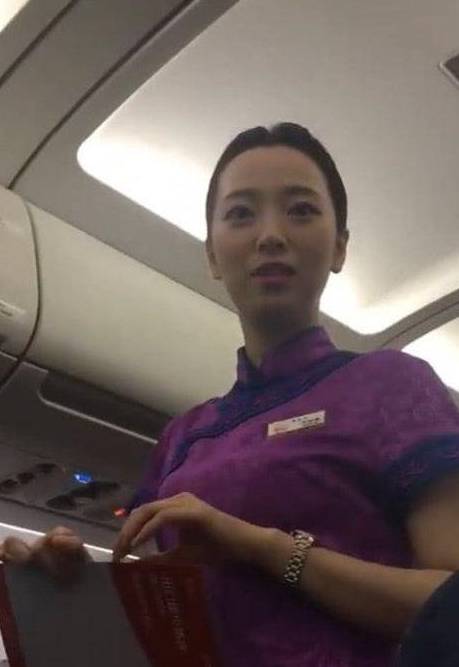 然后瞬间这位空姐就成为了抖音"最美空姐"并且大火了起来