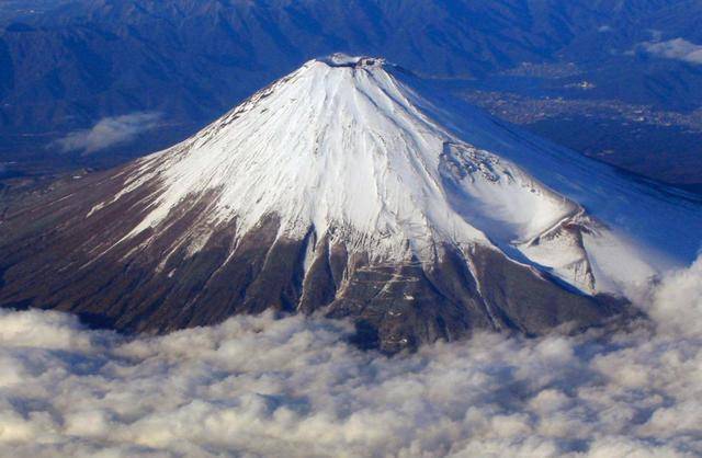 日本富士山口发现一座寺庙掌控富士山所有权日本每年向其交租
