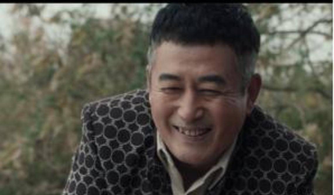 开枪的姿势,让他选一条以后的活路;开会时,高明远又用一副高高在上的