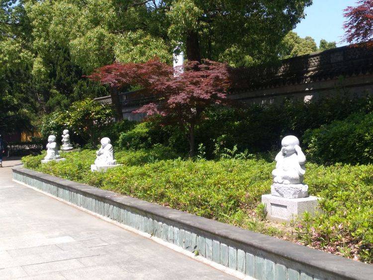 石雕弥勒佛站像屹立在奉化岳林禅寺