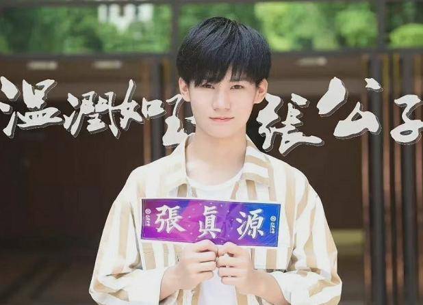 原创张真源毫无明星架子主动帮同学搬行李箱连男生也夸他素颜帅