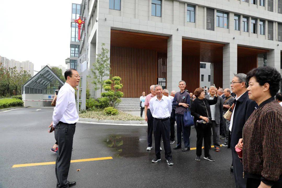 海安中学:九九重阳齐聚首,共话学校新发展_吕建