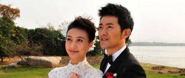 她是任泉宠爱多年的妻子,也是我们熟悉的歌手,难怪都