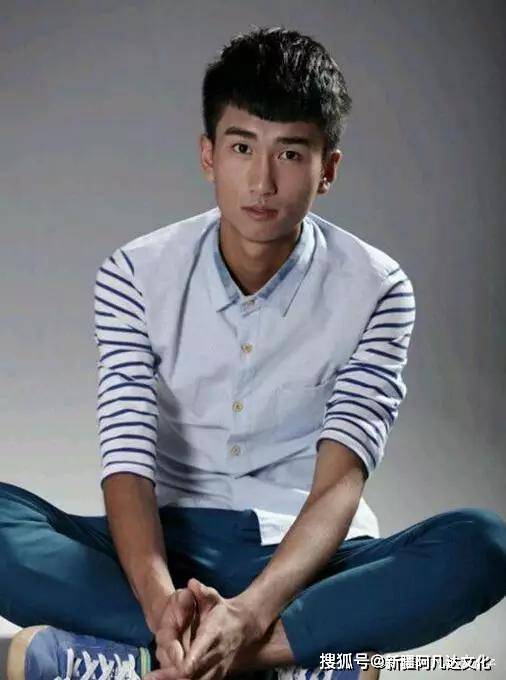 中国新生代男歌手,出生于新疆塔城;2013年参加湖南卫视大型歌唱选秀