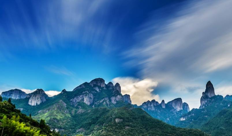 一:天台山(台州市天台县和合街1号),景区包括了很多的景点,国清寺是