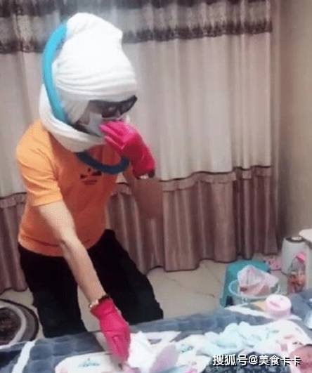 爸爸帮宝宝换尿不湿,看到造型妈妈吐槽,网友:阵仗搞得