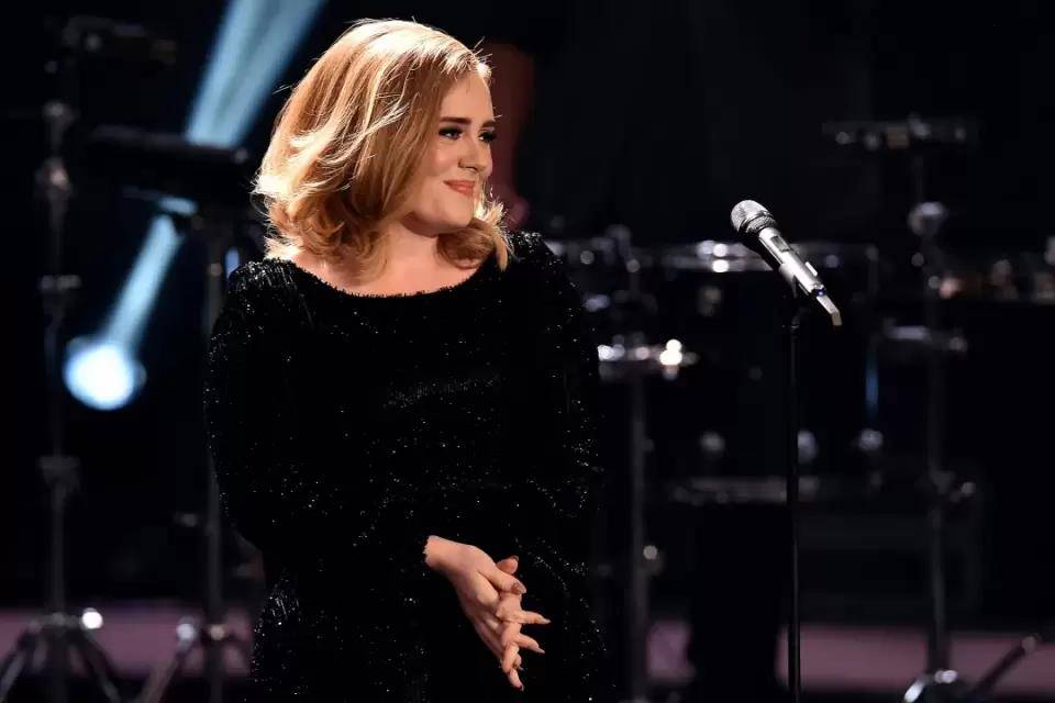 13)adele 身高 175 cm,刚出道的时候体重高达两百多斤,所以我们能看到