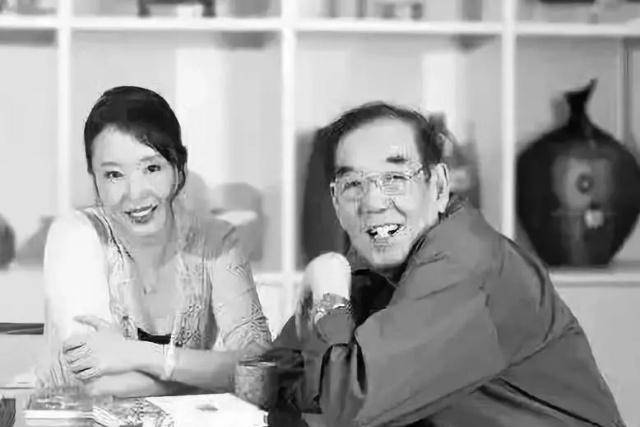 严歌苓的母亲:18岁拒绝首长追求,嫁给剧团小伙萧马,却