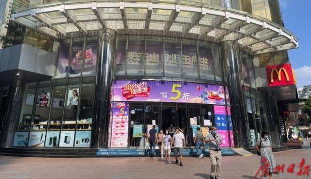 当购物中心,便利店等新业态蓬勃发展时,广州王府井一直固守着百货业态